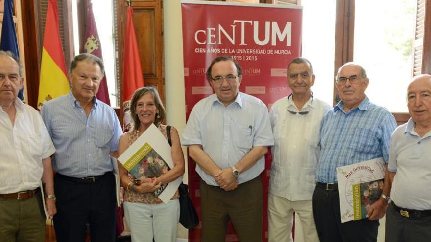 Un momento del encuentro con el rector.