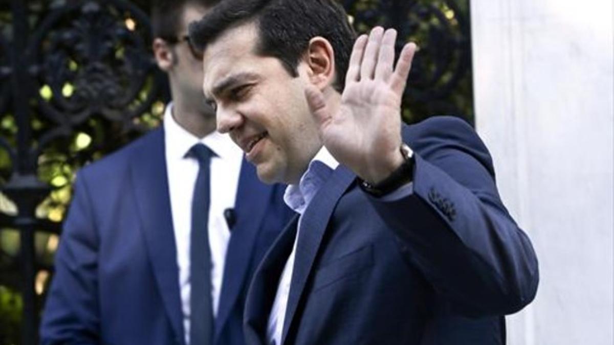 Tsipras saluda a la salida del palacio presidencial tras un encuentro con los líderes de los partidos.