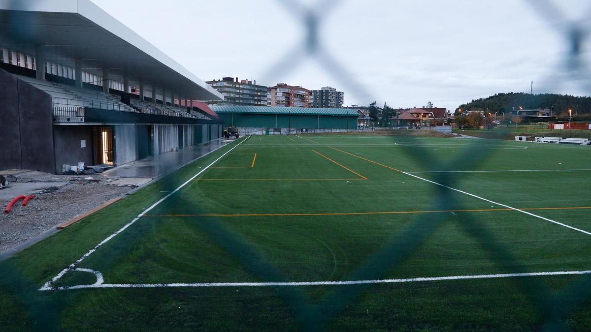 El campo de fútbol de Ferrota, con las gradas a la izquierda. | Mara Villamuza