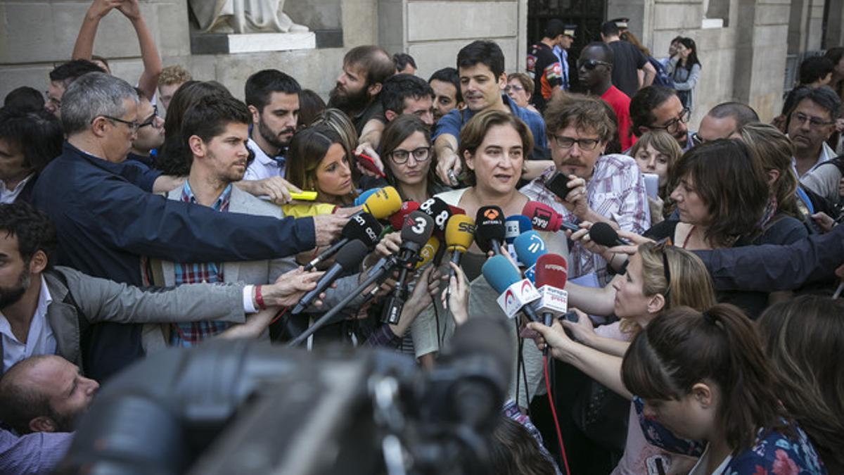 Ada Colau, a las puertas del ayuntamiento, el miércoles.