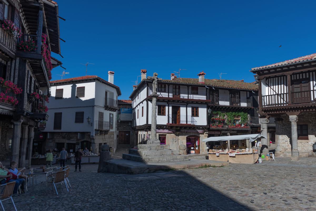 Pueblos empedrados con fachadas blancas y tejas de pizarra.