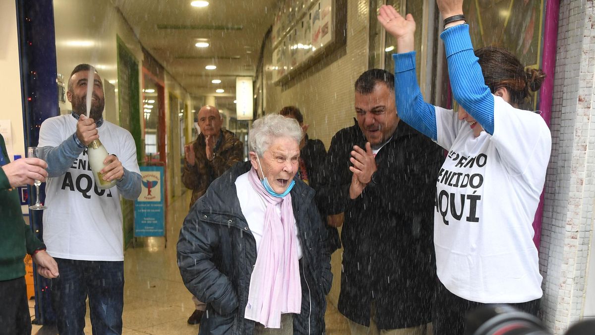 Celebración en la administración La Diosa Fortuna que repartió 450 décimos del primer premio en 2022