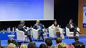 Por la izquierda Antonio de Luis Acevedo, director de Fundae, Jacobo Cosmen, María Jesús Almazor y Klemens Haselsteiner, en una de las mesas de la jormada europea celebrada ayer en Barcelona.