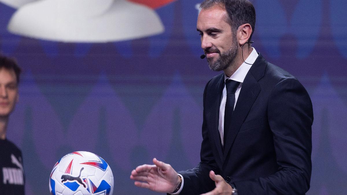 Diego Godín presenta la pelota oficial de la Copa America 2024
