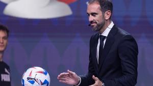 Diego Godín presenta la pelota oficial de la Copa America 2024