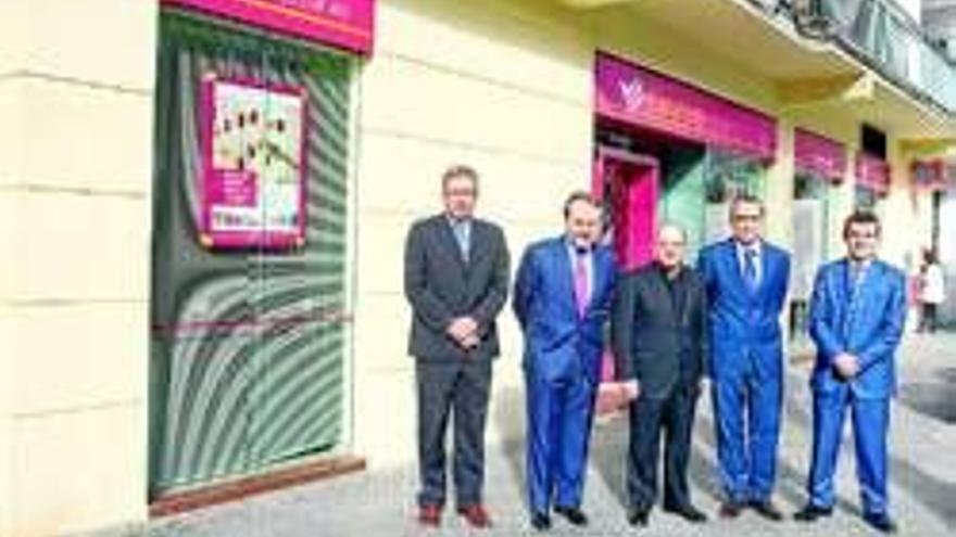 El presidente de Cajasur inaugura las nuevas instalaciones de la oficina de la calle Sagunto