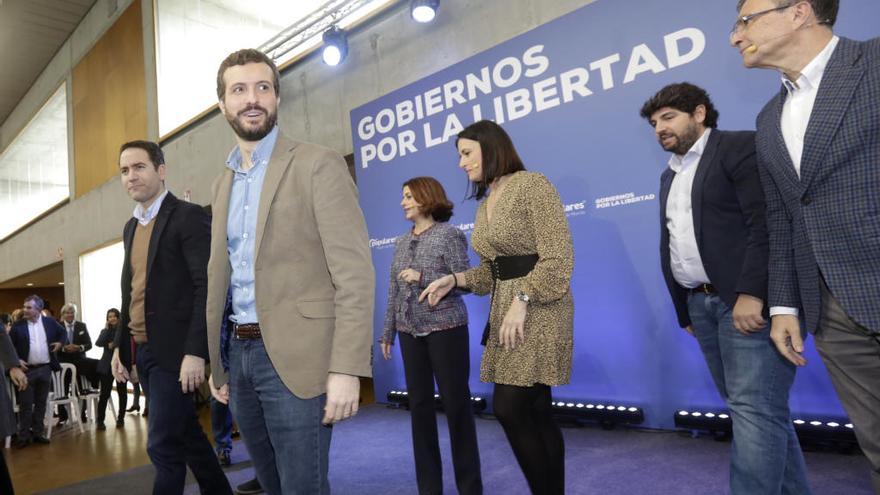 Pablo Casado, junto a López Miras y varios alcaldes populares