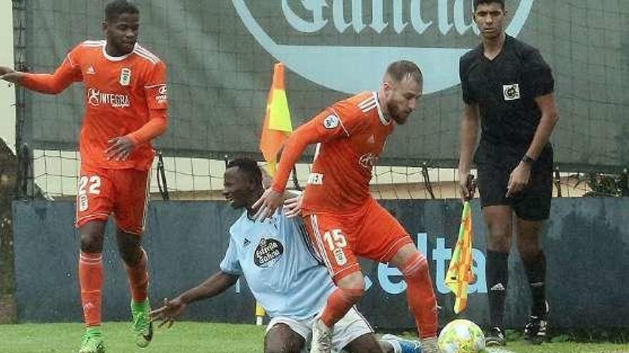 Arriba, Steven controla el balón. Abajo, Pierre ante Yeboah.