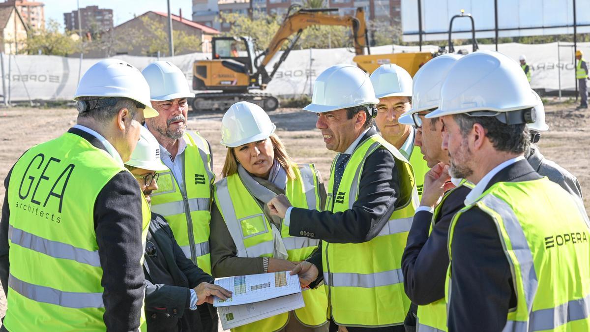 Mazón visita las obras de viviendas de alquiler asequible del Plan Vive en el barrio de Rabasa de Alicante