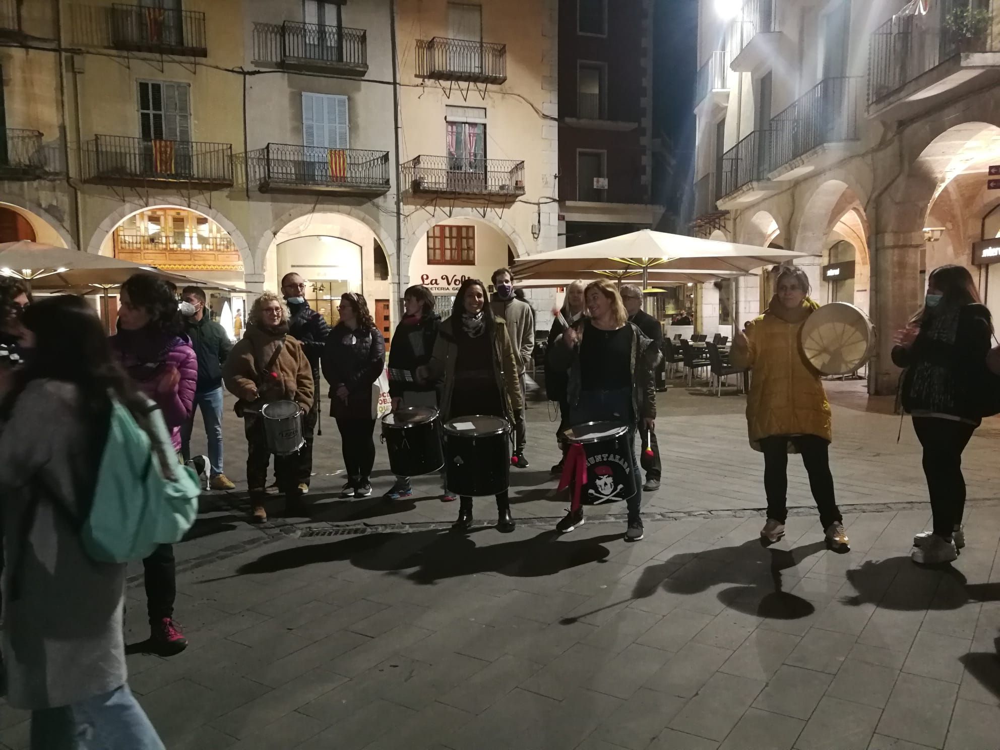 En acabar ARRAN i el Sepc van convocat una concentració a la plaça de l'Ajuntament on s'hi han desplaçat una part dels manifestant que ja eren a la Rambla