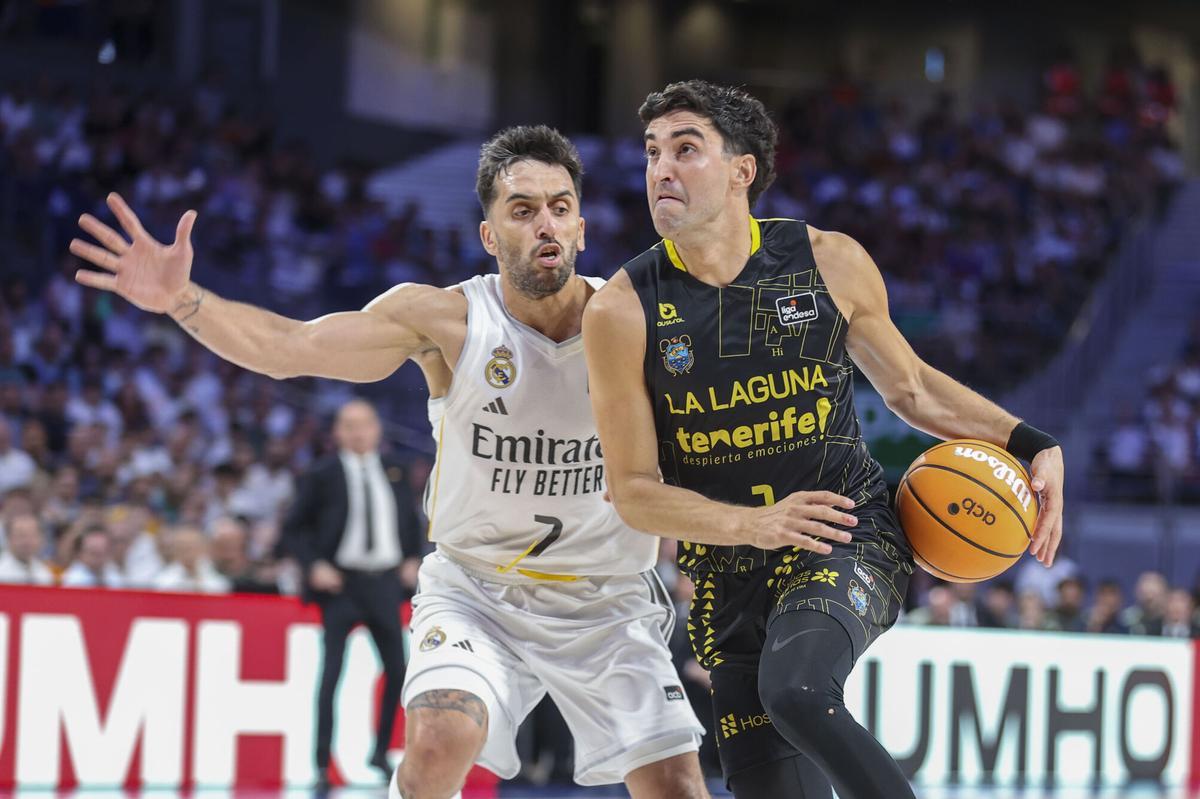 El base de La Laguna Tenerife Jaime Fernández (entra a canasta junto al argentino Facundo Campazzo, del Real Madrid.