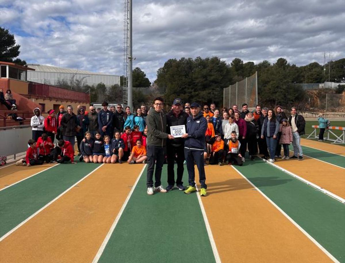 Pere Montserrat, regidor d'Esports, rep el dorsal 000 per part d’el president del CAF, Toni Roca, i del delegat territorial de la FCA, Josep Massa.
