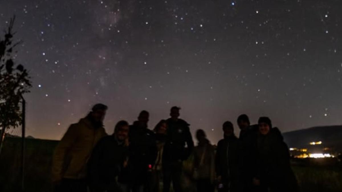 Aficionats a l'astronomia en una observació d'Astrollivia