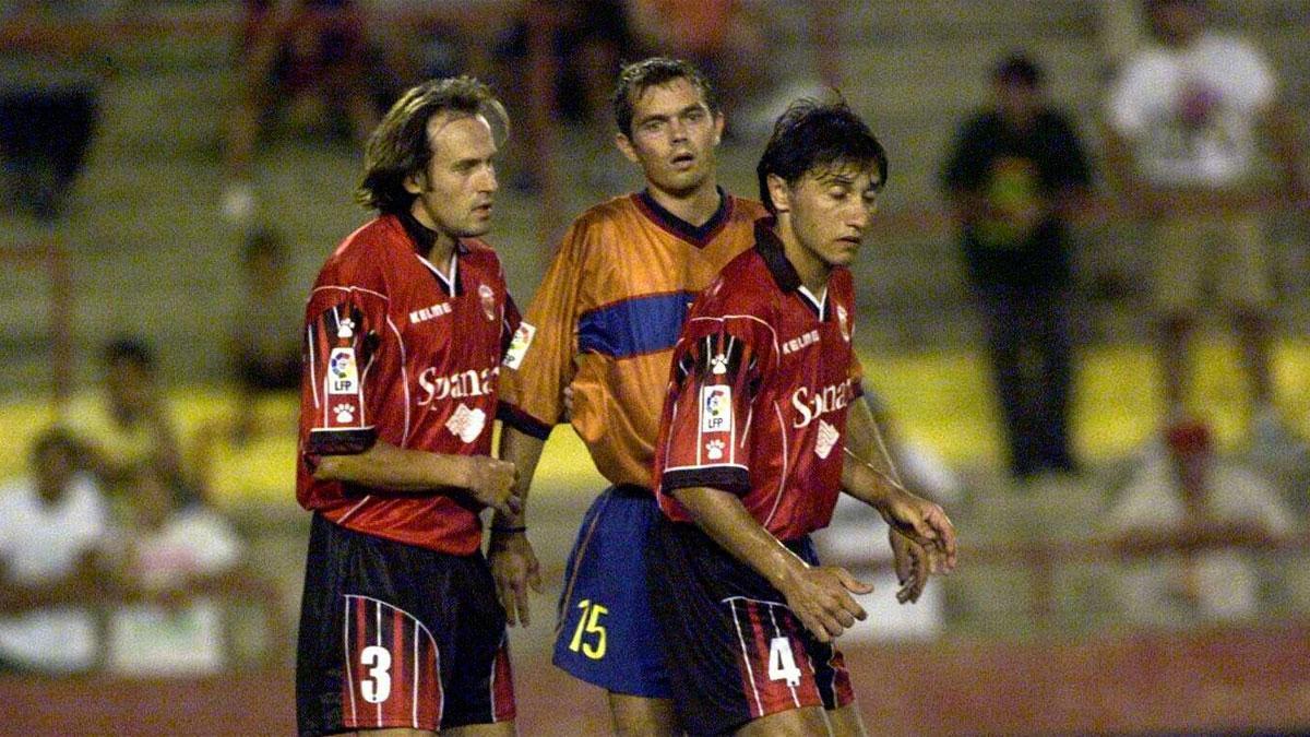 Gustavo Siviero, a la derecha del 'Nanu' Soler y de Phillip Cocu en la Supercopa que el Mallorca le ganó al Barça