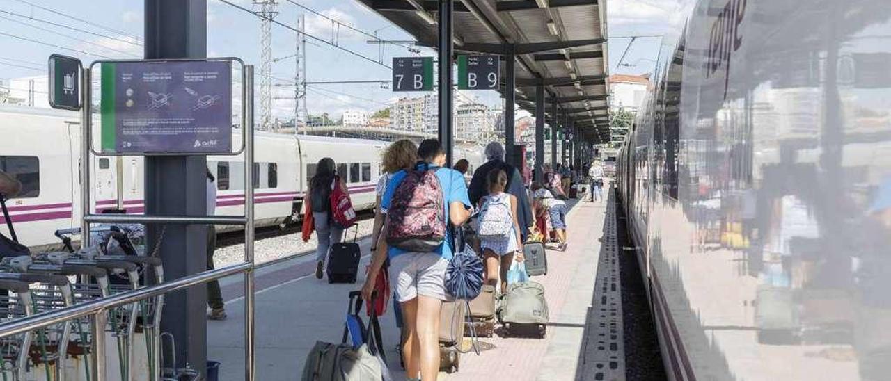 Pasajeros en la estación de Vigo embarcan hacia Madrid. // C. Graña