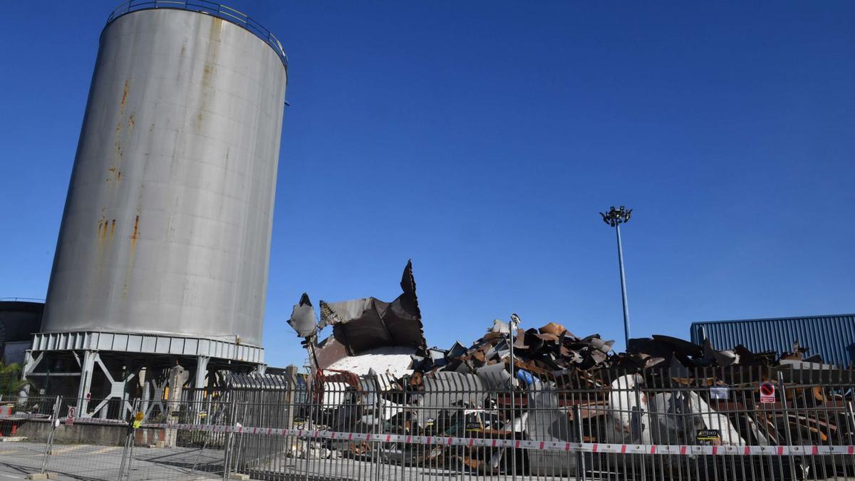 Derribo de los silos de Alu Ibérica, en el muelle de la Batería. |   // VÍCTOR ECHAVE