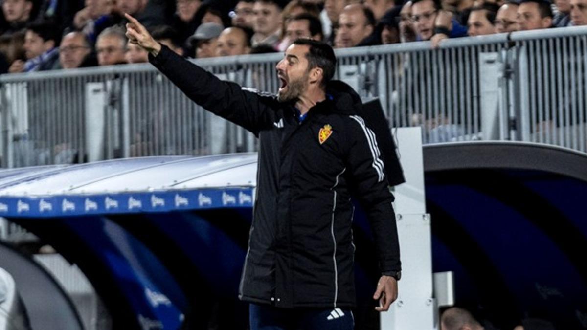Rubén Sellés da instrucción desde la banda del Ibercaja Estadio con energía.