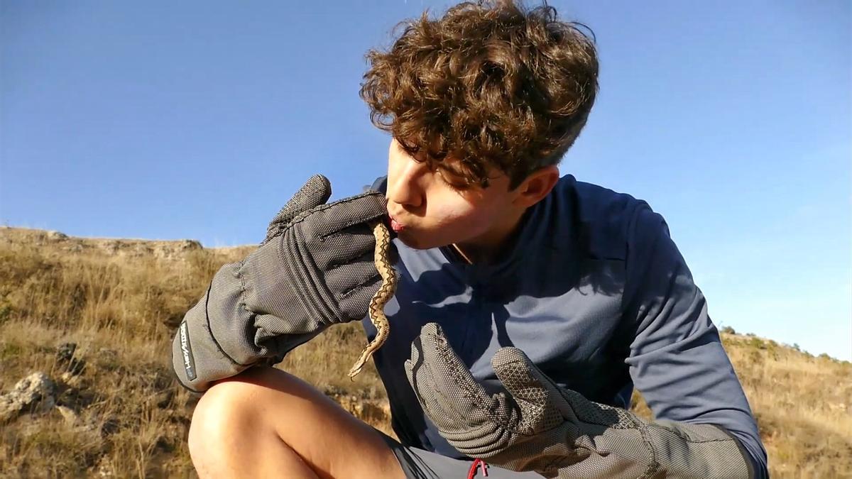 Pablo Abenia, joven influencer, manipulando una de las serpientes que encuentra