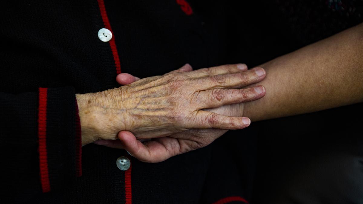 23/02/21 Concha, vecina de Villafranqueza de 90 años recibe las muestras afecto de su hija después de pasar el COVID-19