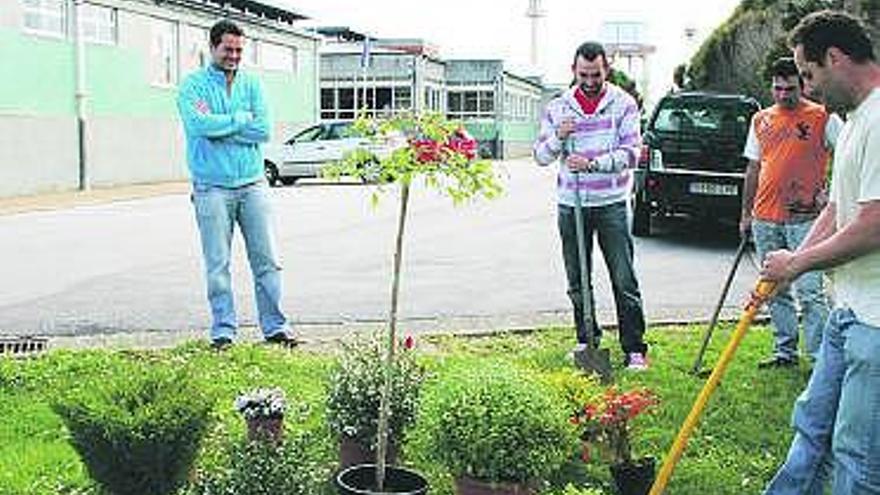 Los padres elaboraron el sábado un parterre en el colegio.