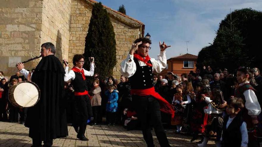 Baile del Niño en la plaza de la iglesia de Venialbo.