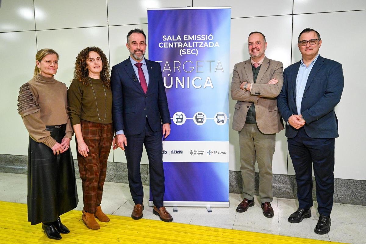El conseller de Vivienda, José Luis Mateo, ha visitado esta mañana la nueva sala centralizada de la Estación Intermodal para duplicar las citas previas