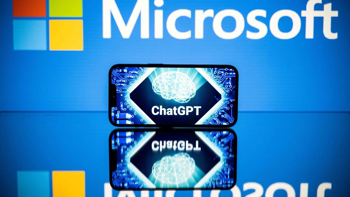 Un móvil con ChatGPT y el logo de Microsoft