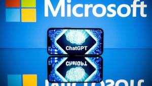 Un móvil con el chatbot ChatGPT y el logo de Microsoft
