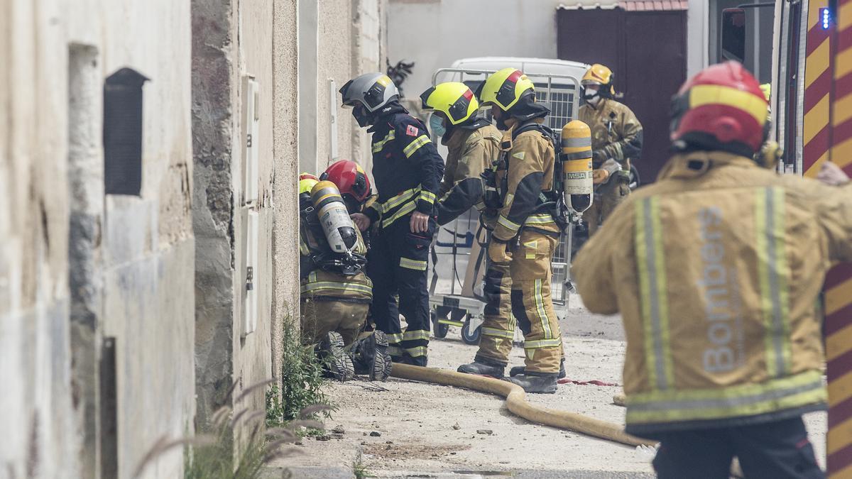 Dos intoxicados en el incendio de un almacén en Alicante