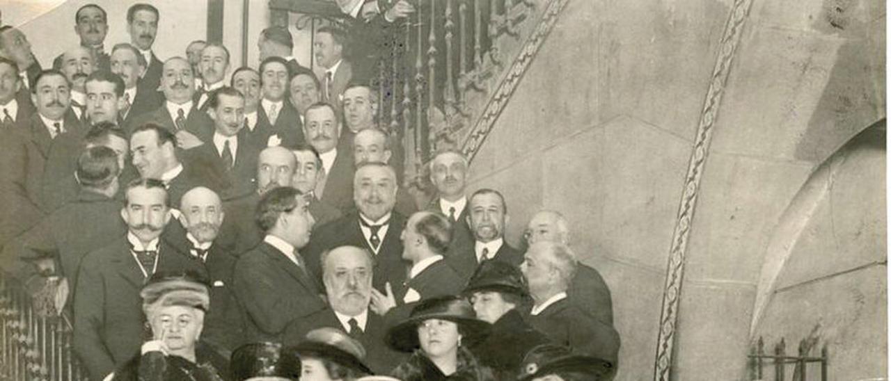 En esta foto -en la escalera, arriba a la izquierda-, junto a Sofía Casanova y la condesa de Romanones, en un homenaje de los obreros de la Prensa Española en abril de 1919. // Cedida Archivo &quot;ABC&quot;