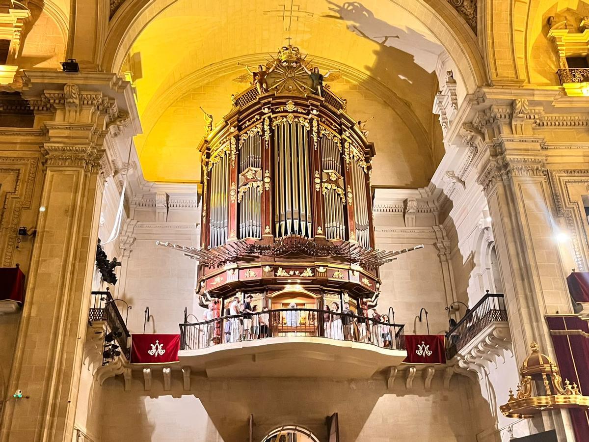 Momento final de la Santa Misa del 22 de agosto, con el coro y representantes de la Escolanía y la Capella junto al órgano.