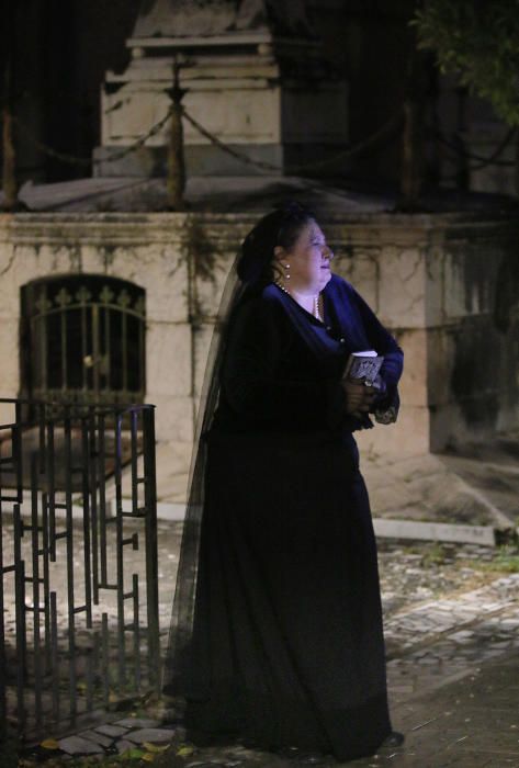 El grupo de teatro de Eduardo Nieto ofreció el pasado fin de semana 'Tiempo de misterio', una visita teatralizada al Cementerio de San Miguel