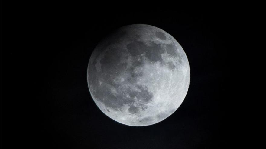 Hallan datos inequívocos de agua en la Luna y bolsas que pueden albergarla