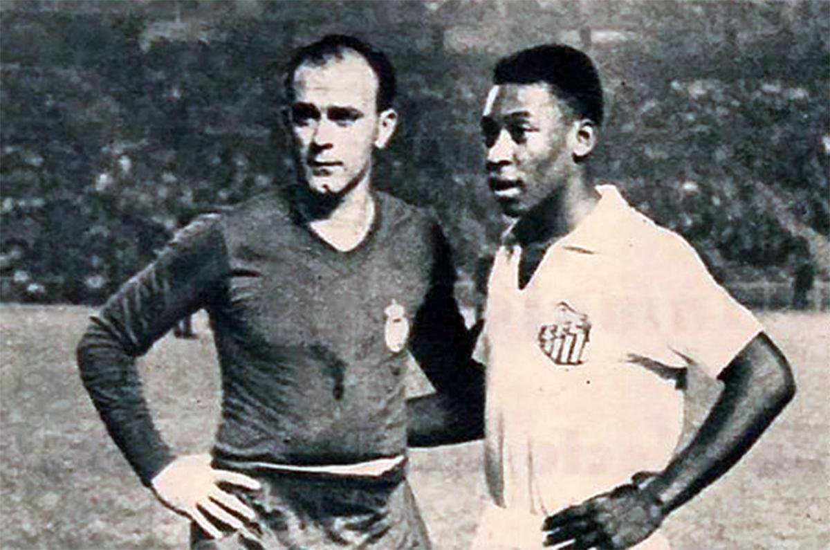 Alfredo Di Stéfano y Pelé en una foto de su primer enfrentamiento en 1959.