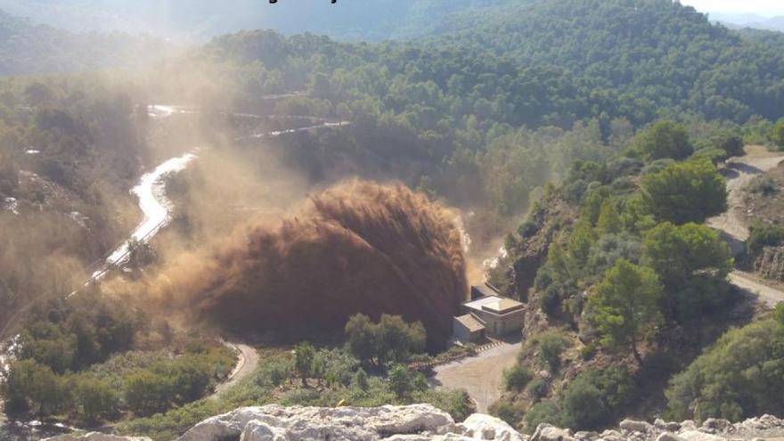 Abren el embalse del Guadalhorce para eliminar agua con exceso de lodos