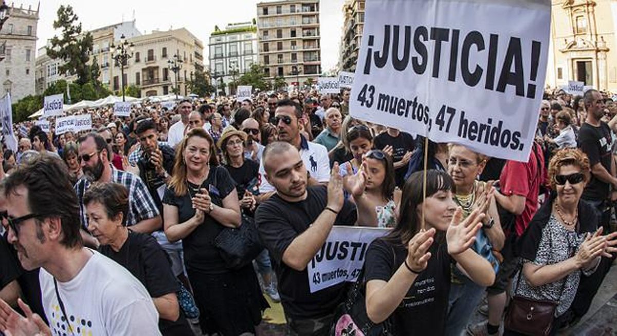 Manifestació de suport a les víctimes de l’accident del metro de València, el 2013.