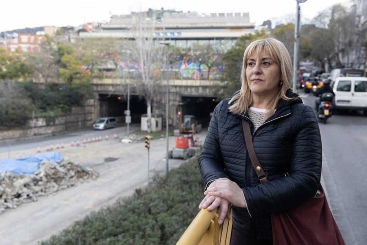 Sonia del Campo, el pasado miércoles, a unos metros de su casa, frente a las obras de la boca norte del túnel de la Rovira.