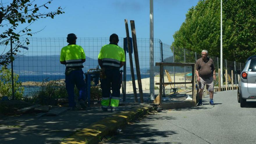 Trabajos de vallado del paseo hundido en Agrelo. | // GONZALO NÚÑEZ