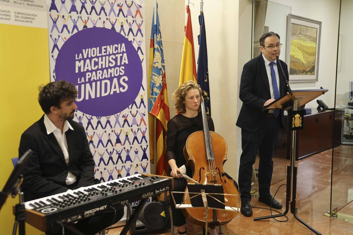 "Una puerta violeta" en la Subdelegación del Gobierno en Alicante por el 25N