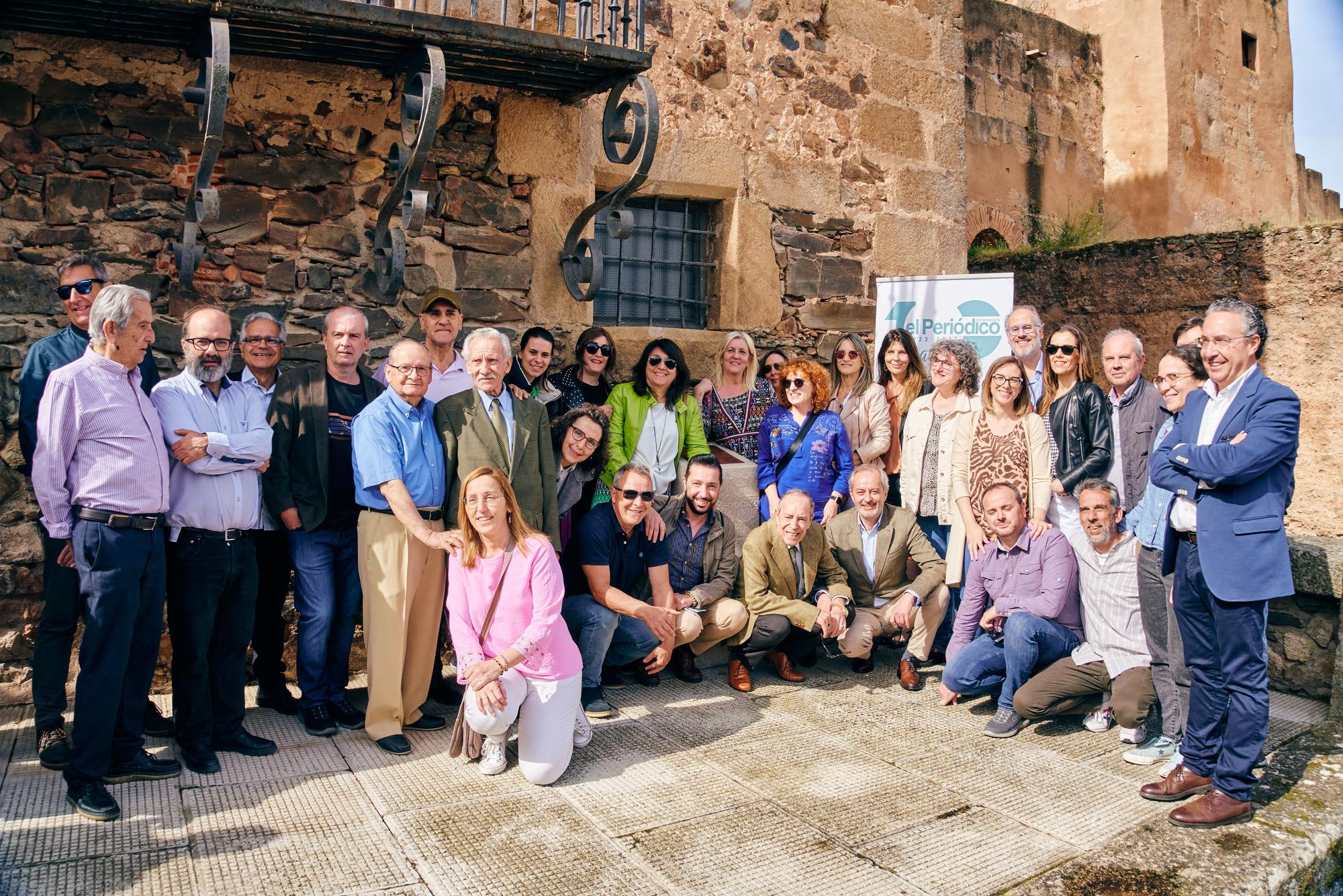 El Periódico Extremadura descubre un monolito con motivo de su centenario