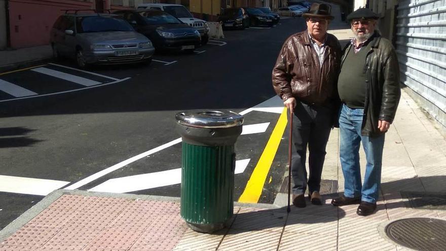 Por la izquierda, Francisco Alcántara y Manolo Cachán en la &quot;zona peligrosa&quot; de la calle Montes del Sueve, en el barrio de Ciudad Naranco.