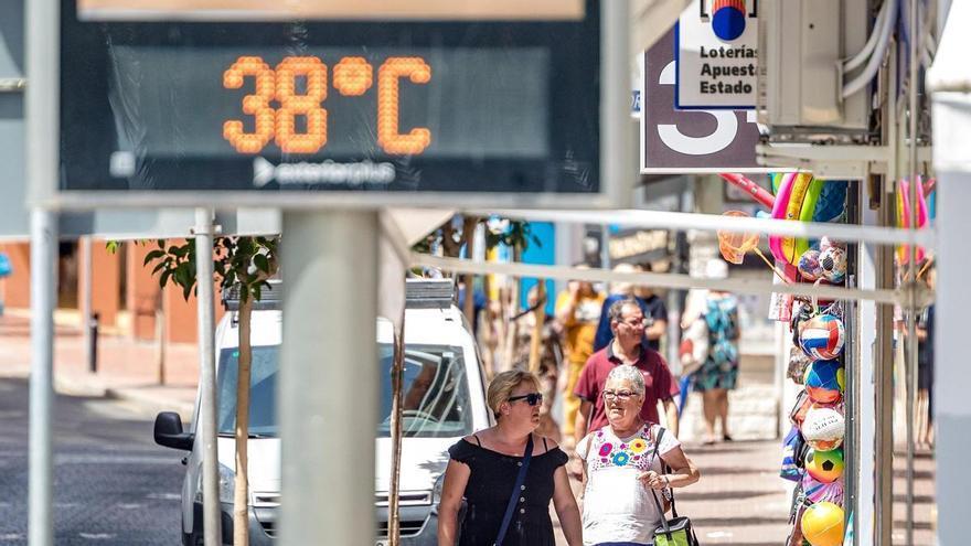 Sanidad rebaja en el litoral sur de la provincia la temperatura para activar las alertas por calor por el efecto de la humedad