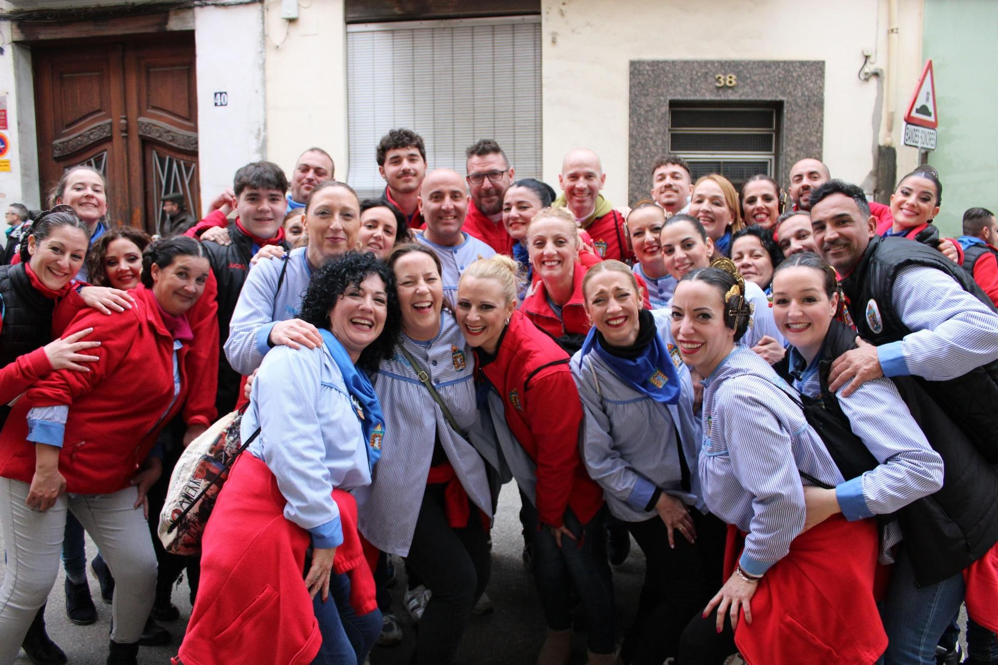 Las comisiones falleras llenan Alzira de música y baile en el desfile de pasodobles