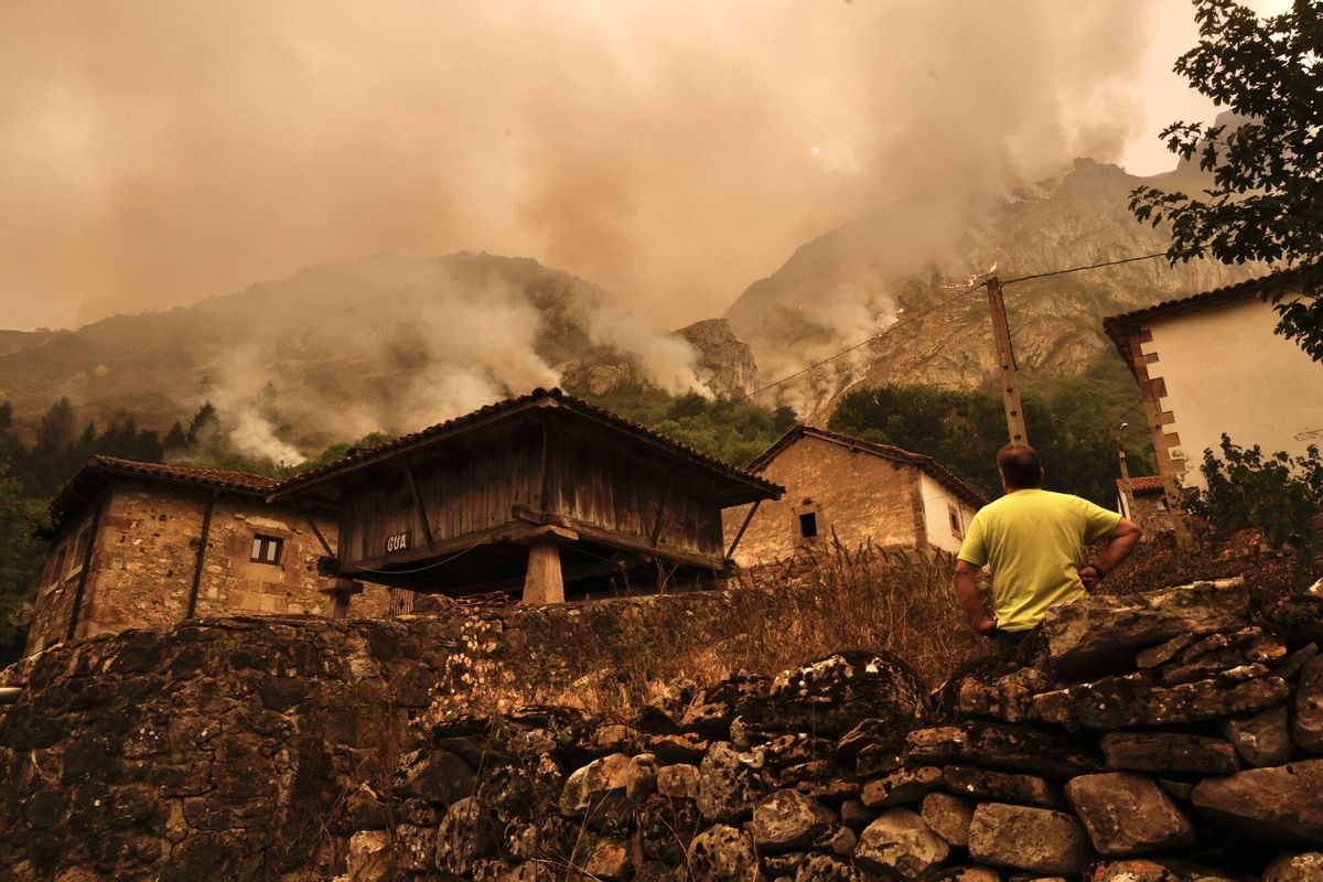 El foc ha arrasat ja 4.000 hectàrees a Astúries: tres nous incendis enfonsen els veïns en l’angoixa