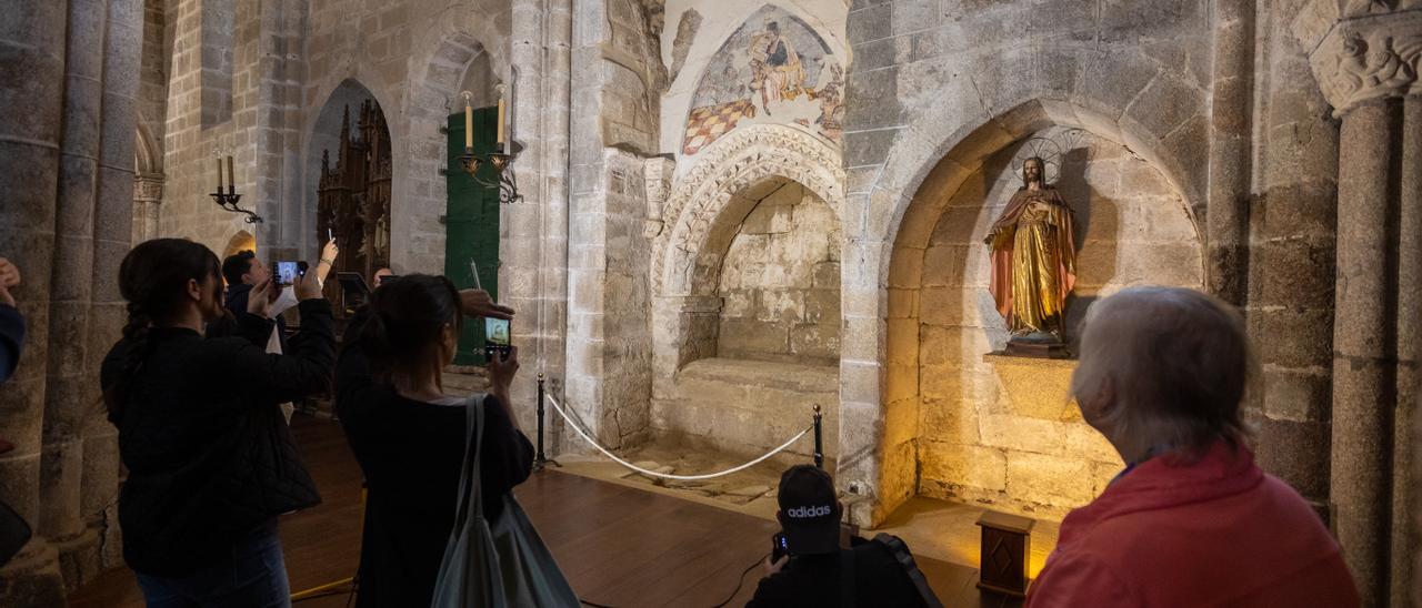 El arcosolio, con la pintura mural y el sepulcro, descubierto en la iglesia de Santa María