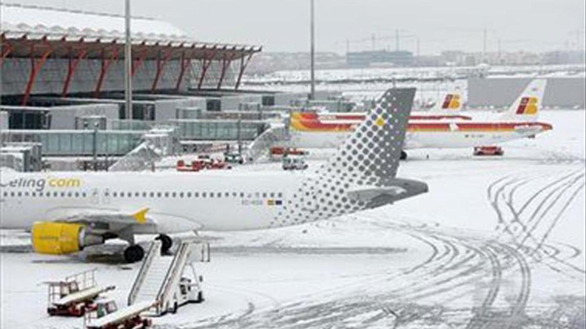 Barajas cierra dos pistas para limpiarlas de nieve y prevé que habrá retrasos