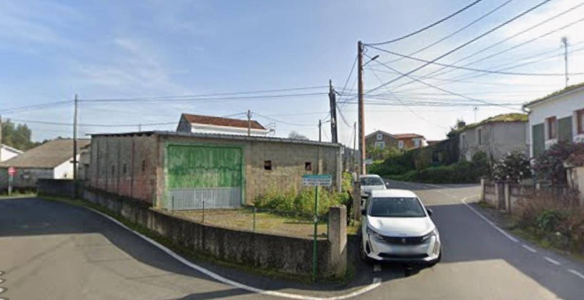 Pequeña nave en desuso en Cangas que el proyecto prevé demoler.