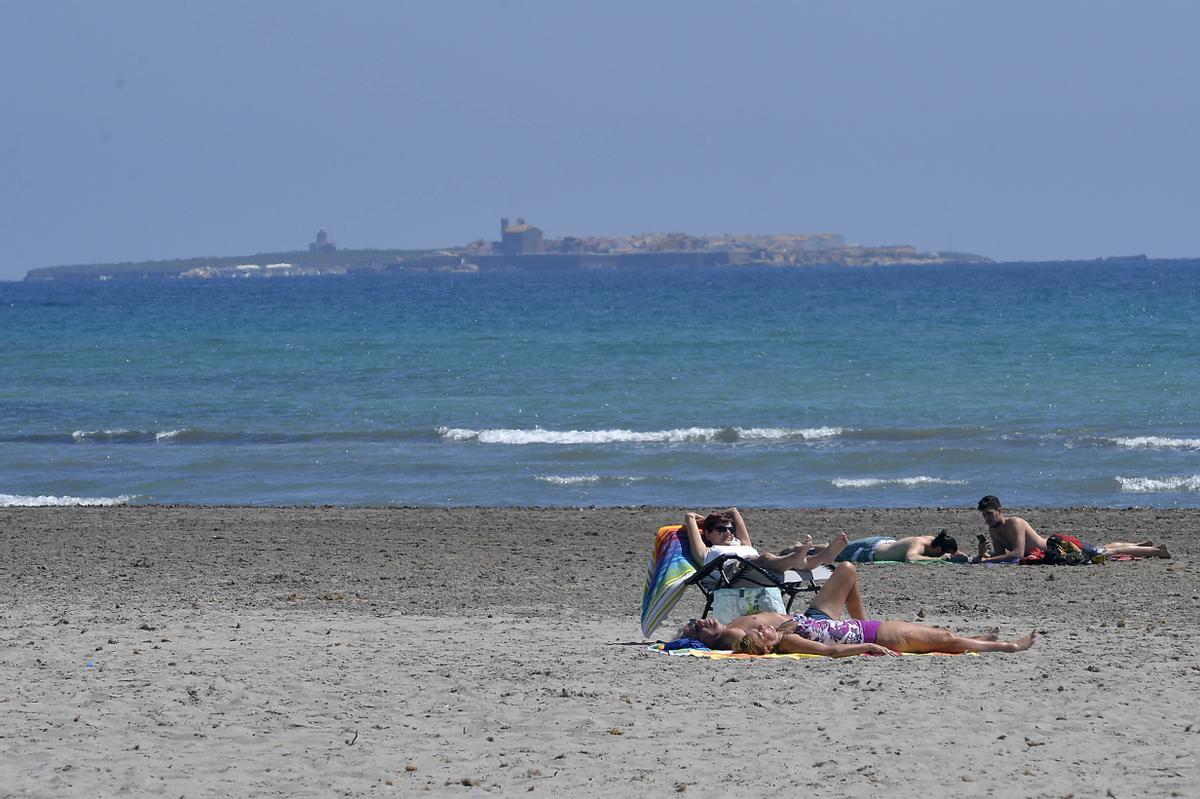 Playa del Varadero, en Santa Pola, con bandera azul. Playa del Varadero, en Santa Pola, con bandera azul.