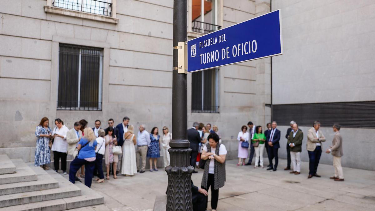 Abogados del turno de oficio, en la plaza de Madrid que desde ayer lleva su nombre.