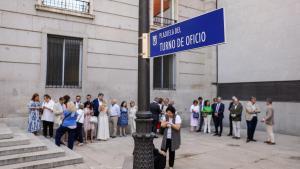 Abogados del turno de oficio, en la plaza de Madrid que desde ayer lleva su nombre.